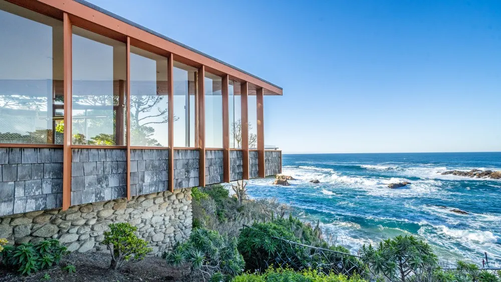 Modern California coastal home overlooking the ocean